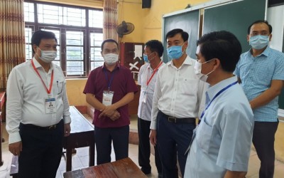 Thứ trưởng Nguyễn Hữu Độ và đoàn công tác kiểm tra một phòng thi tại điểm thi Trường THPT Lý Nhân Tông.