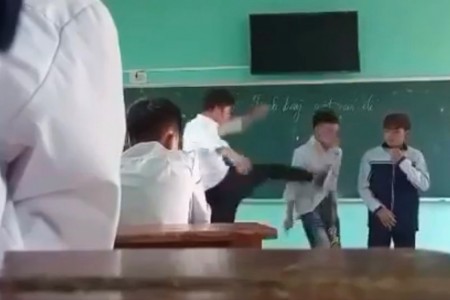 Thầy giáo 9X ở Bắc Giang đánh học sinh dã man trên bục giảng