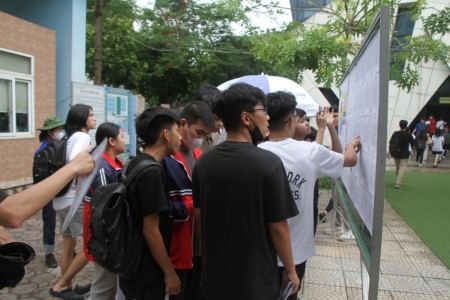 7 thí sinh bị đình chỉ vì mang điện thoại và tài liệu vào phòng thi