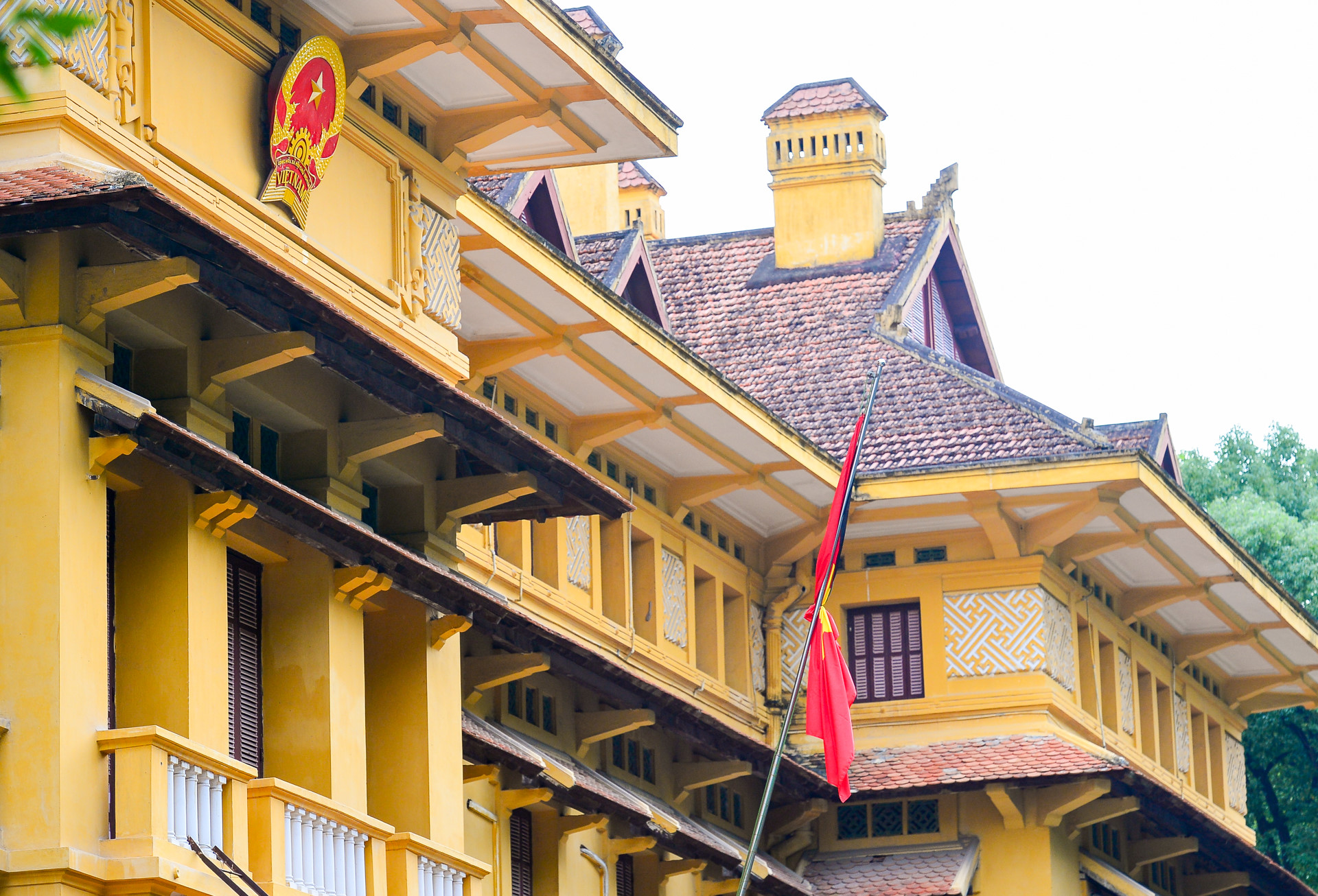 Trước trụ sở Bộ Ngoại giao và nhiều cơ quan khác.