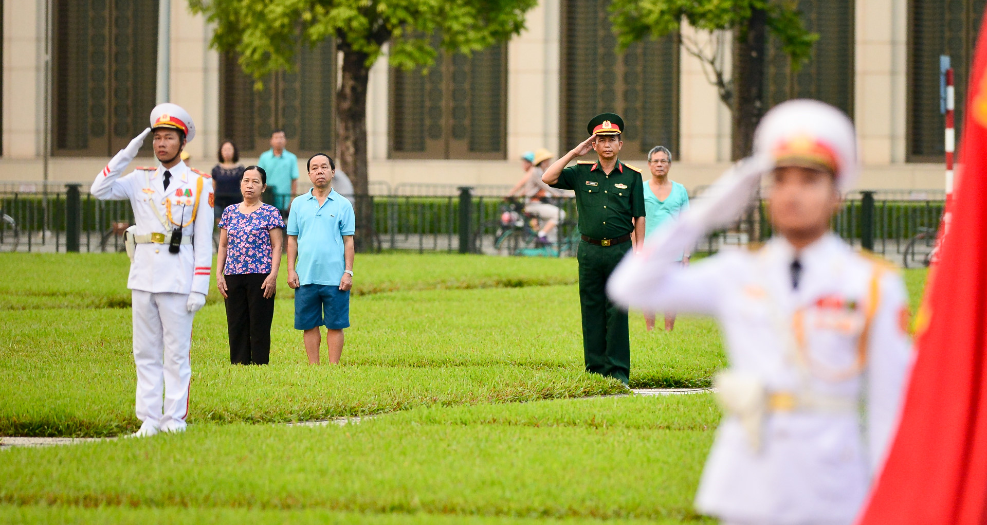 Khi Quốc ca bắt đầu, người dân ở Quảng trường Ba Đình cũng đứng nghiêm thực hiện lễ chào cờ.