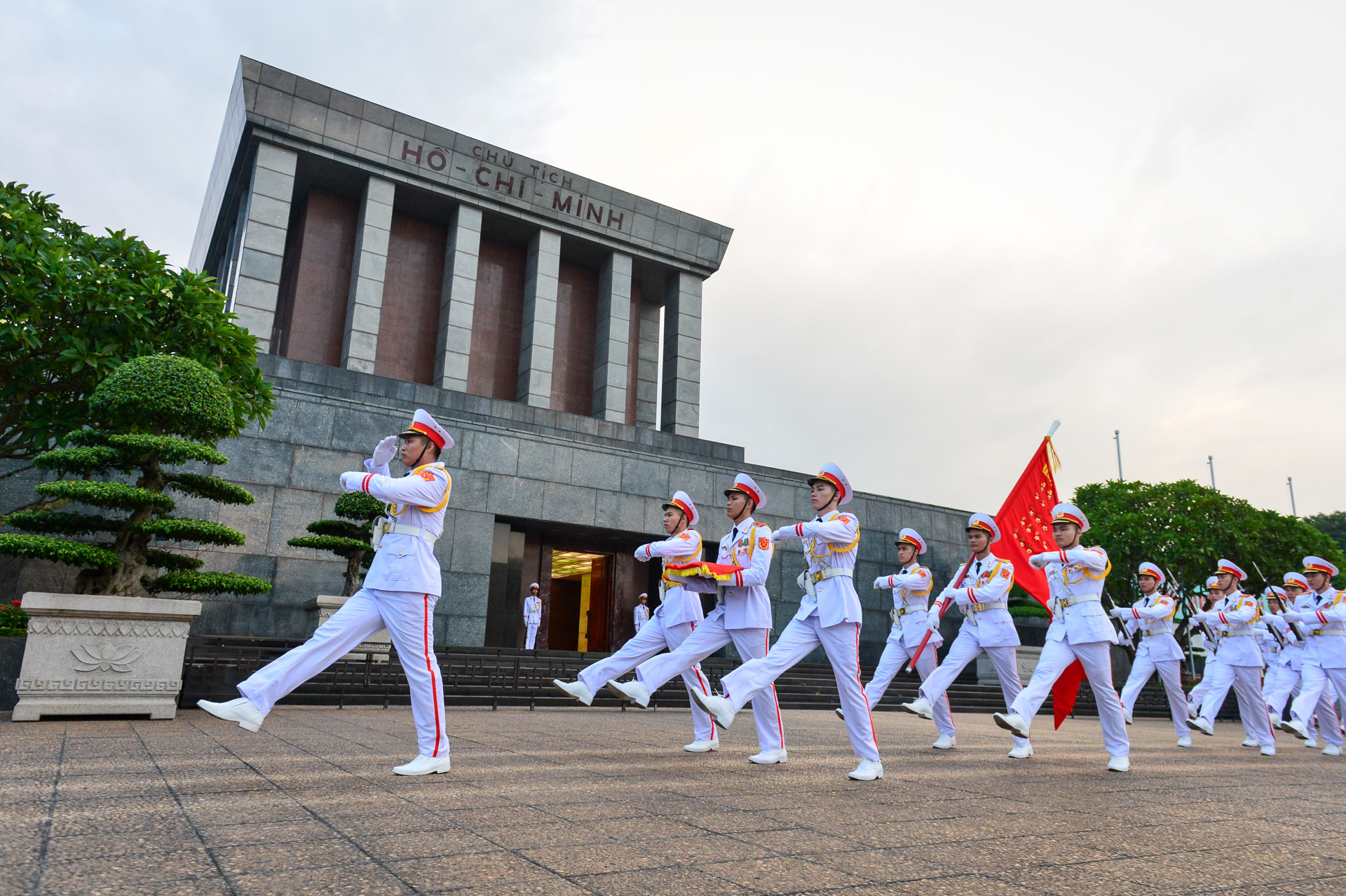 Trong 2 ngày Quốc tang (26,27/9), các cơ quan, công sở, nơi công cộng treo cờ rủ, ngừng các hoạt động vui chơi giải trí.