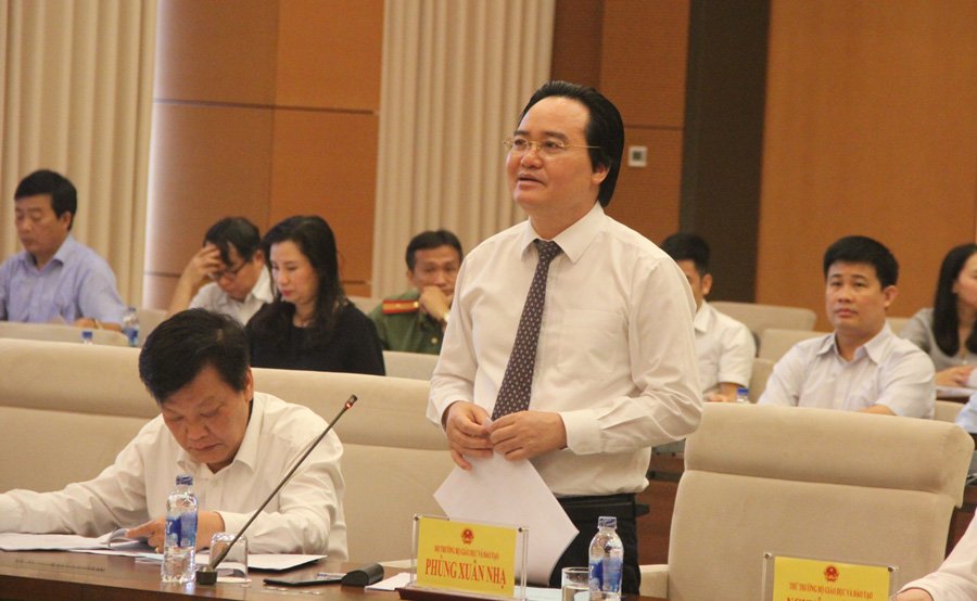 Bộ trưởng Phùng Xuân Nhạ trả lời câu hỏi của các đại biểu. Ảnh: Minh Phong