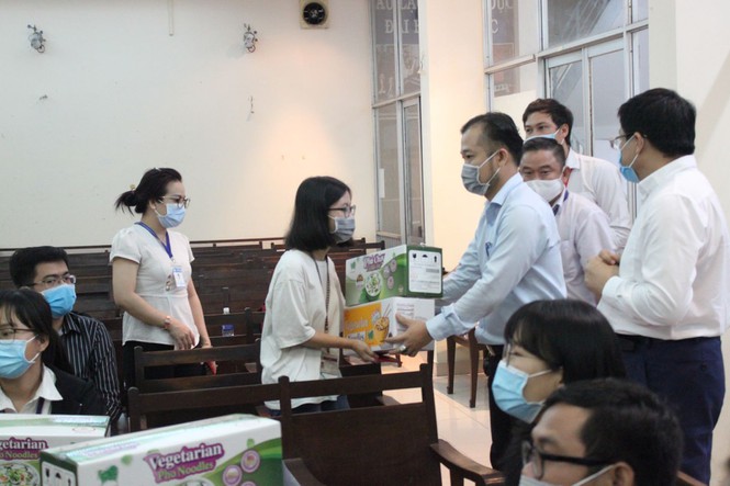 ThS. Trương Văn Đạt, Trưởng Phòng Công tác Sinh viên Trường ĐH Y Dược TPHCM tặng quà cho sinh viên không về quê đón tết