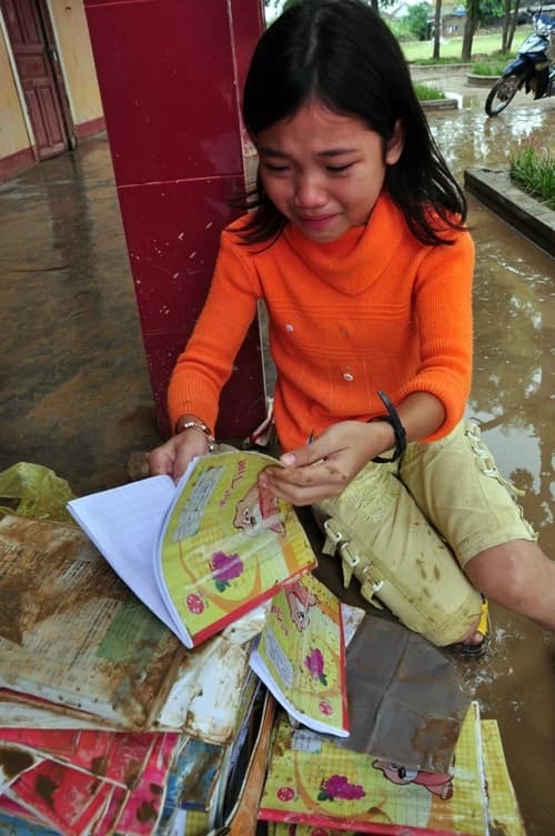 Bạn có nhớ cô bé khóc nức nở vì sách vở ướt nhẹp trong nước lũ 10 năm trước: Giờ đã thành thiếu nữ, còn học cực giỏi như này 1
