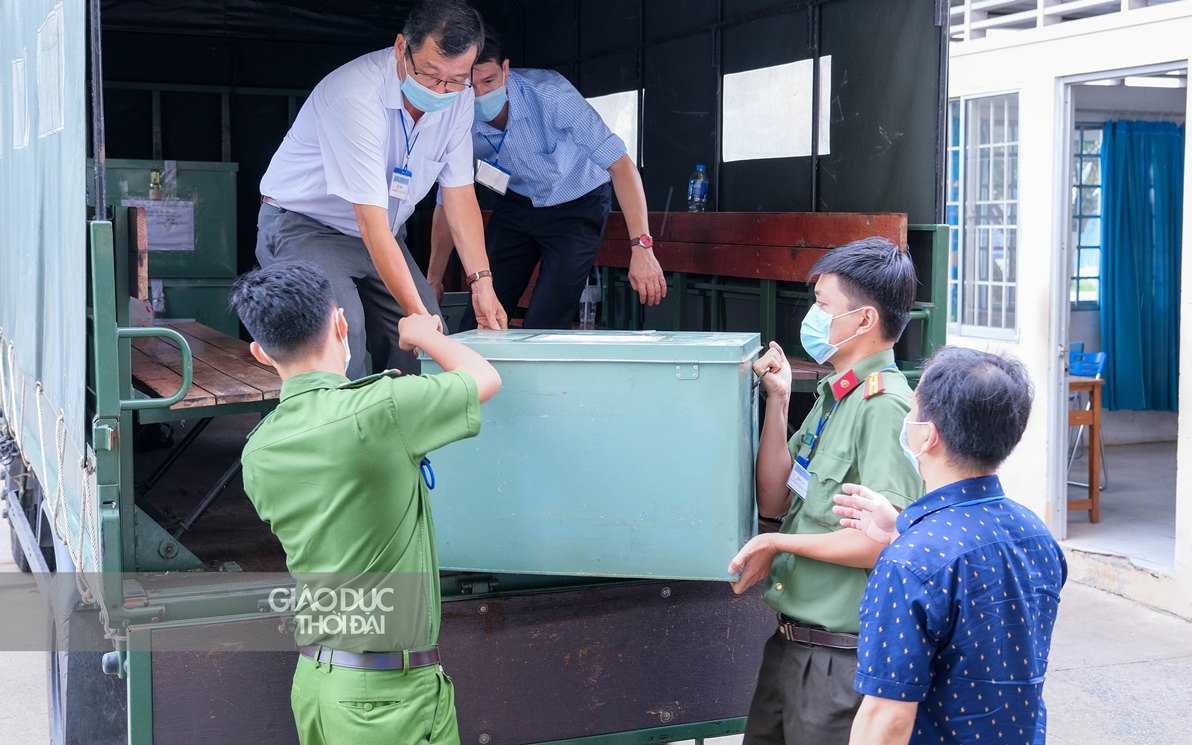 Vận chuyển đề thi tốt nghiệp THPT 2021