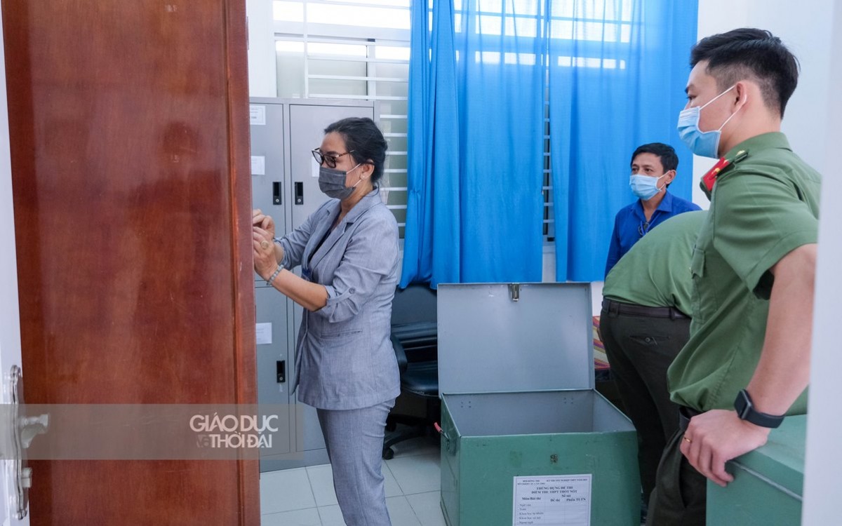 Vận chuyển đề thi tốt nghiệp THPT 2021