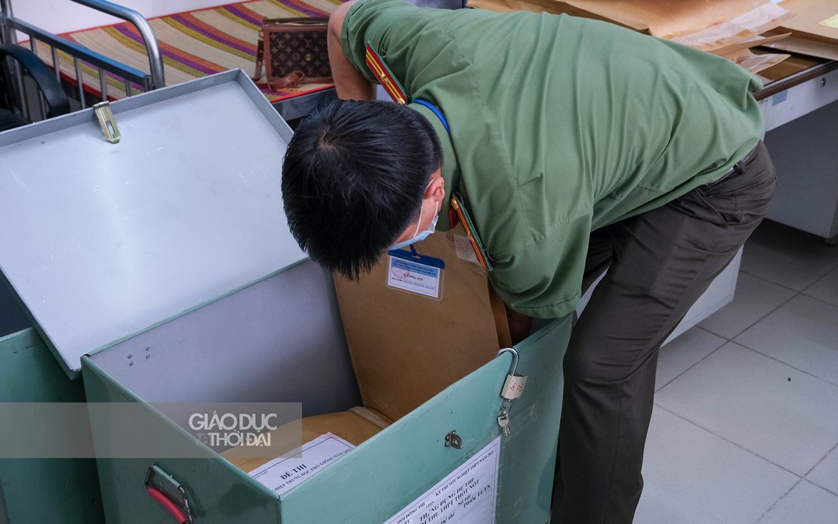 Vận chuyển đề thi tốt nghiệp THPT 2021