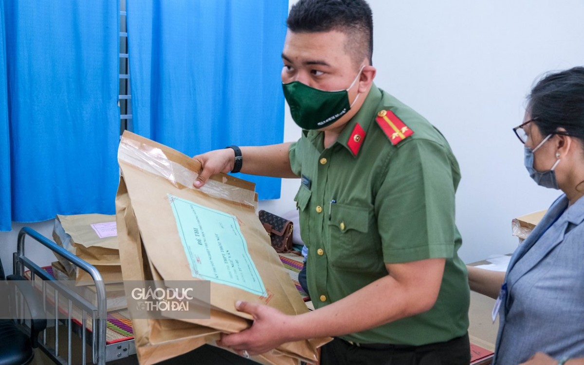 Vận chuyển đề thi tốt nghiệp THPT 2021