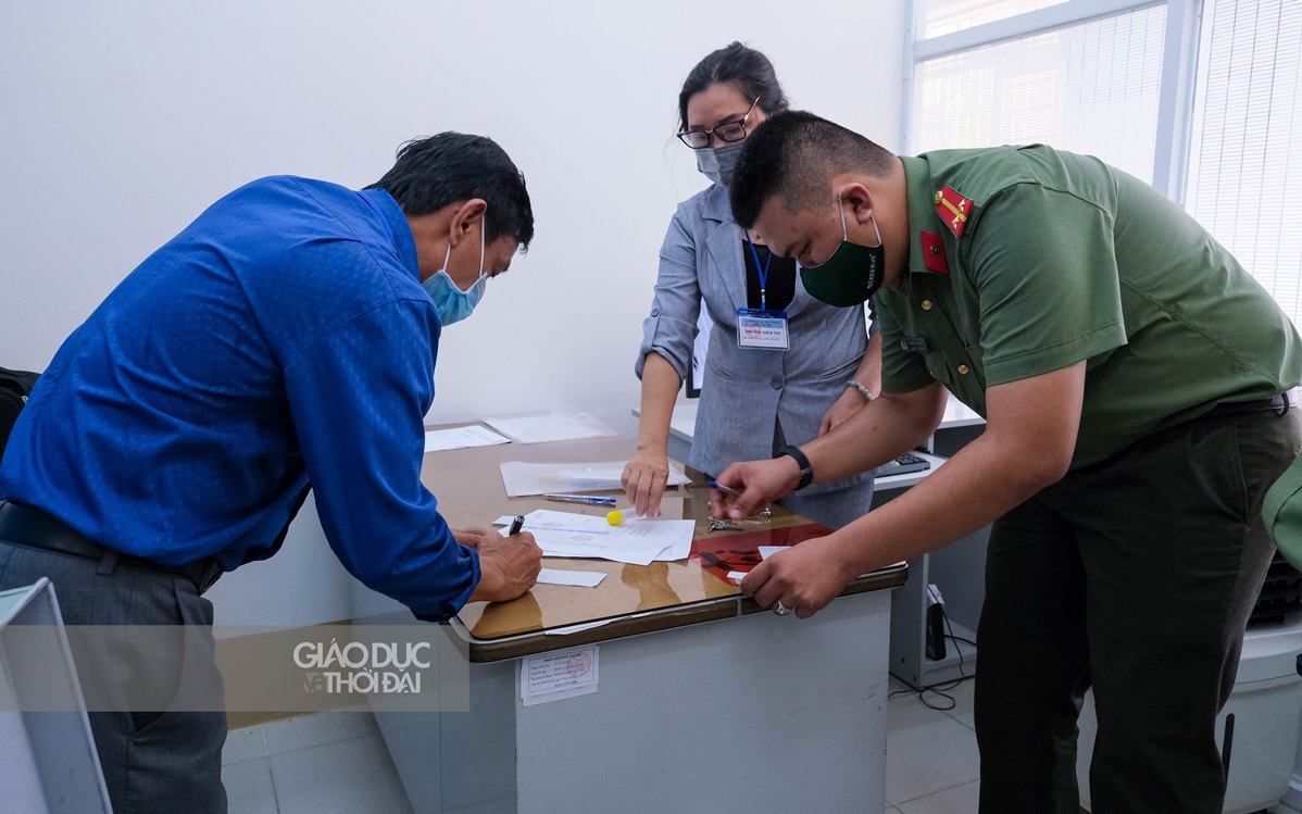 Vận chuyển đề thi tốt nghiệp THPT 2021