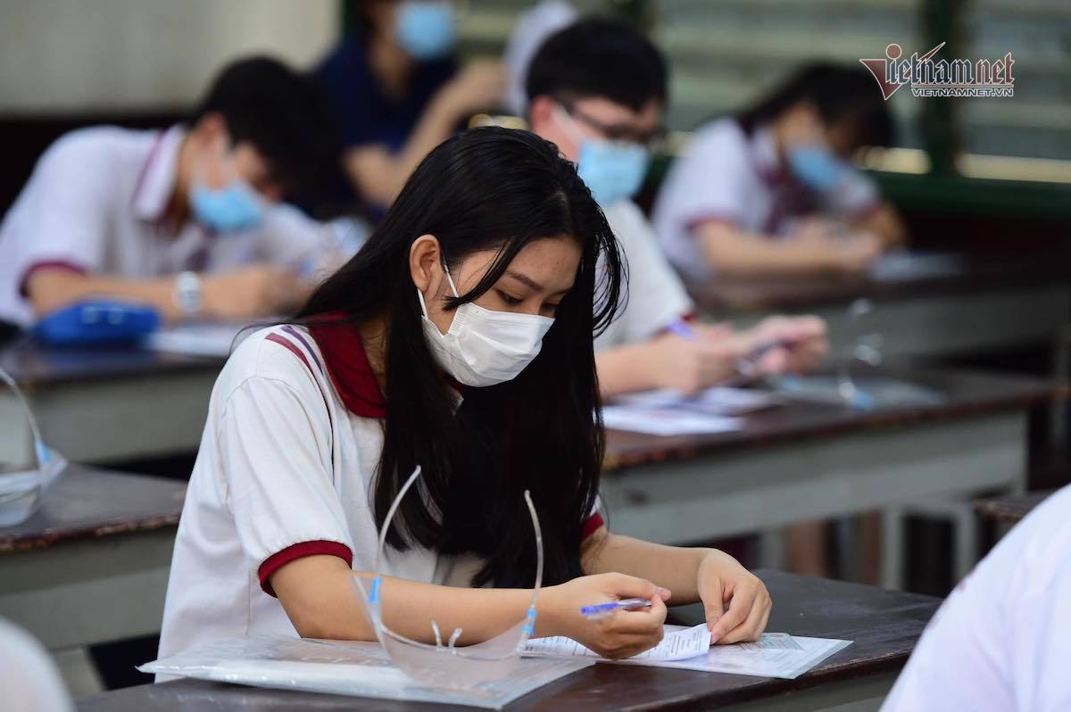2.000 giáo viên TP.HCM chia ca để chấm thi tốt nghiệp