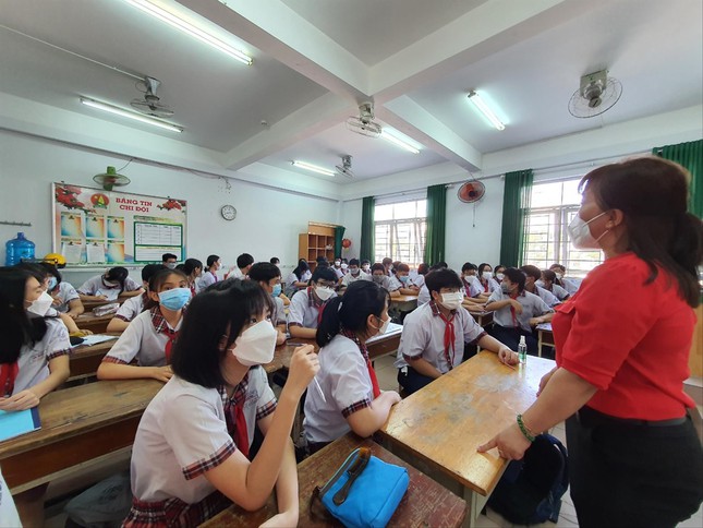 Hôm nay, 680.000 học sinh ở TPHCM đến trường, đông nhất sau nửa năm
