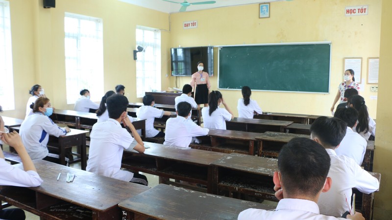 Đề thi tốt nghiệp THPT được đưa ra Côn Đảo bằng trực thăng