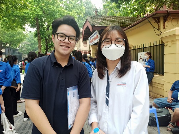 Thí sinh Ngô An Khánh, học sinh Trung học phổ thông Trần Phú-Hoàn Kiếm vui vẻ trò chuyện với bạn sau môn thi Ngoại ngữ. (Ảnh: PM/Vietnam+)